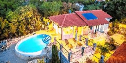 Villa mit Grill, Garten und Pool 