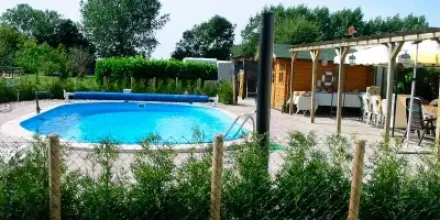 Voll ausgestattetes charmantes Apartment mit Garten, Terrasse und Pool 