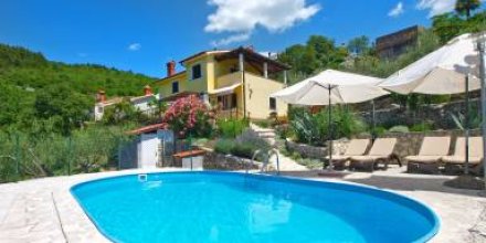 Ferienhaus mit Pool, Terrasse und Grill 