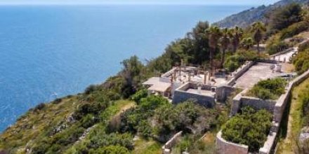 Große Villa mit Außenwhirlpool über dem Meer