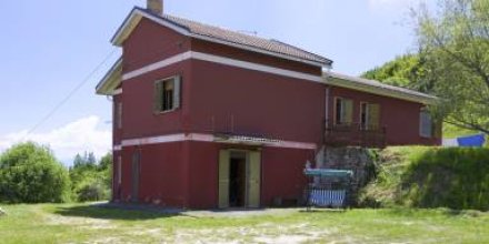 Voll ausgestattetes weiträumiges Ferienhaus mit Garten, Terrasse und Pool 