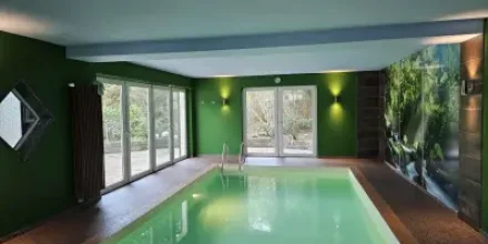 Ferienhaus mit Garten, Terrasse und privatem Pool