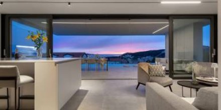 Familienfreundliche großzügige Villa mit Grill, Terrasse und privatem Pool 
