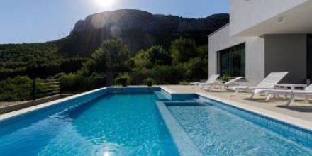 Voll ausgestattete charmante Villa mit Garten, Terrasse und privatem Pool 