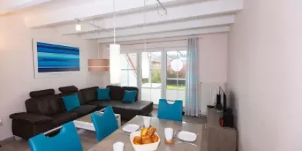 Ferienhaus mit Garten, Terrasse und Pool 
