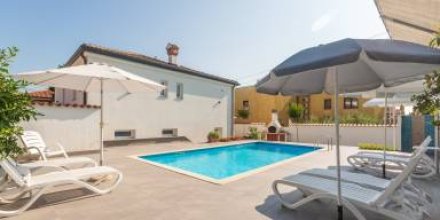 Ferienhaus mit privatem Pool, Terrasse und Grill