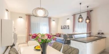 Voll ausgestattetes wunderschönes Ferienhaus mit Grill, Whirlpool und privatem Pool 