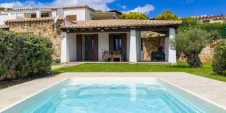 Ferienhaus mit Terrasse, privatem Pool und Garten 