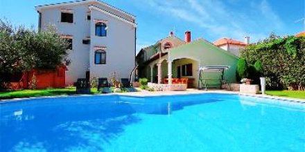 Voll ausgestattetes Apartment mit Terrasse, Garten und Pool