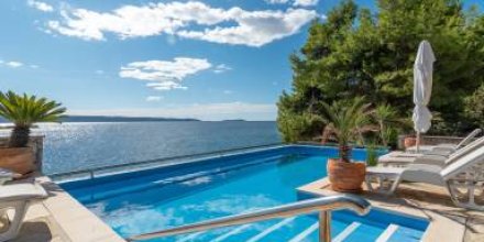 Voll ausgestattetes Apartment mit Terrasse, Pool und Grill 