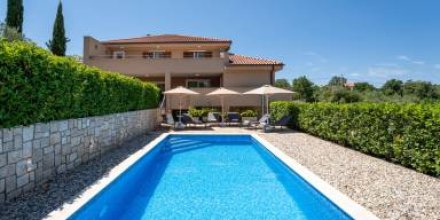Ferienhaus mit Garten, Terrasse und privatem Pool