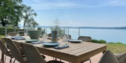 Ferienhaus mit Pool, Terrasse und Garten 