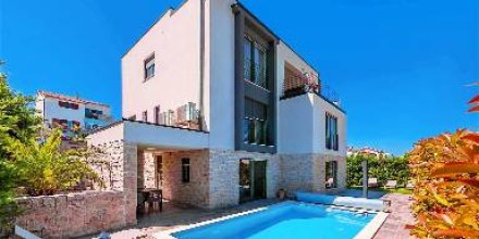 Familienorientierte schöne Wohnung mit Pool, Terrasse und Garten 