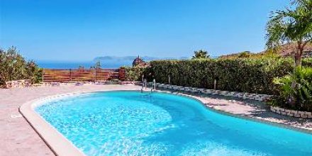 Villa mit Terrasse, Grill und privatem Pool 