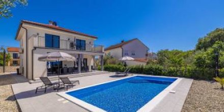 Familienorientiertes wunderschönes Ferienhaus mit Pool, Grill und Terrasse 
