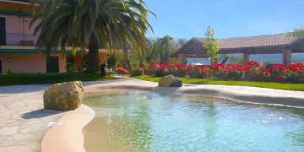 Azienda Agricola Ada Musso - Agriturismo con piscina: Appartamento Ginepro - spazioso per 6 persone, con 2 bagni e terrazzo