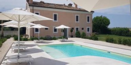Villa mit Grill, Garten und Pool 