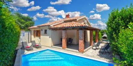 Villa mit Pool, Terrasse und Grill 