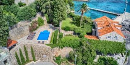 Villa mit Pool, Garten und Grill 