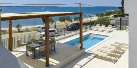 Voll ausgestattete Villa mit Terrasse, Grill und privatem Pool 