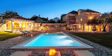 Voll ausgestattete charmante Villa mit Grill, Terrasse und privatem Pool