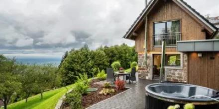 Chalet mit beheiztem Pool, Garten und Sauna 