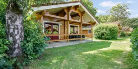 Voll ausgestattetes schönes Ferienhaus mit Terrasse und Pool 