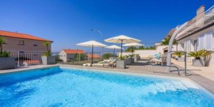 Einzigartiges Apartment nur 500 Meter zum Sandstrand mit Pool, Heimkino, Billard und Tennisstunden