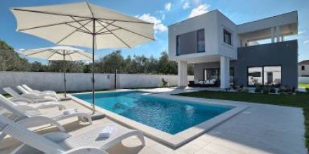 Voll ausgestattetes großzügiges Ferienhaus mit Terrasse, Garten und Grill 