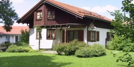 Ferienhaus mit beheiztem Pool, Terrasse und Garten 
