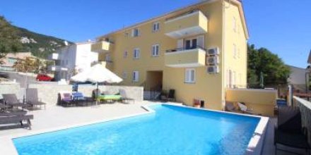 Apartment mit Terrasse, beheiztem Pool und Garten 