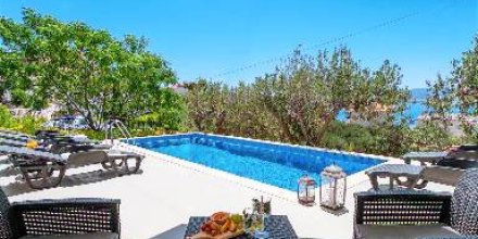 Kinderfreundliche Villa mit privatem Pool, Grill und Garten 