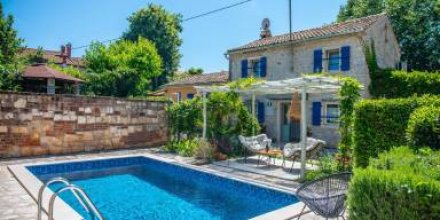 Villa mit Pool, Grill und Terrasse 