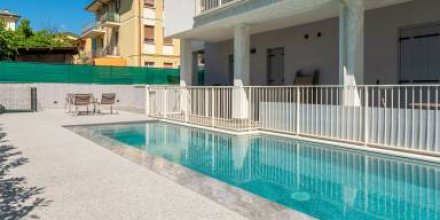 Wohnung mit Terrasse, Pool und Garten