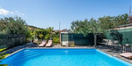 Voll ausgestattetes Ferienhaus mit Terrasse, Garten und privatem Pool
