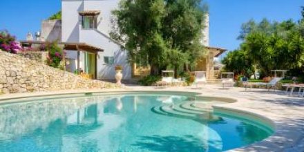Geräumige Pool-Villa mit privat. Park 2km vom Meer