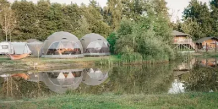 Schönes Ferienhaus mit Terrasse und Pool 