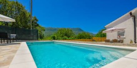 Voll ausgestattete gemütliche Villa mit Grill, privatem Pool und Garten 