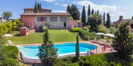 Ferienhaus mit Terrasse, privatem Pool und Garten