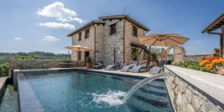 Unterkunft mit Grill, Terrasse und Pool 