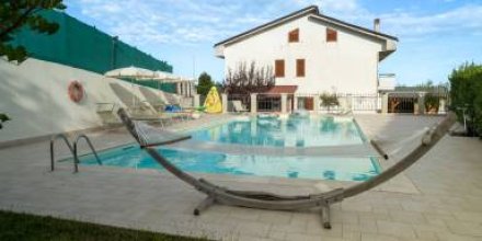 Familienfreundliches schönes Apartment mit privatem Pool, Terrasse und Garten 