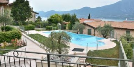Voll ausgestattete Wohnung mit Terrasse, Garten und Pool