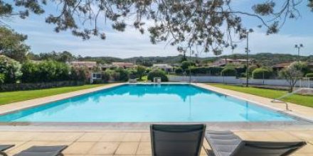 Villa mit Pool, Terrasse und Grill 