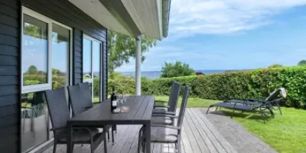 Voll ausgestattetes schönes Ferienhaus mit Terrasse, Grill und Pool 