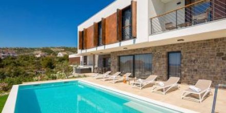 Villa mit Whirlpool, Sauna und Terrasse 