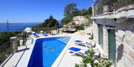Villa mit Grill, privatem Pool und Terrasse 