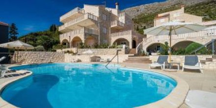 Apartment mit Terrasse und Pool 
