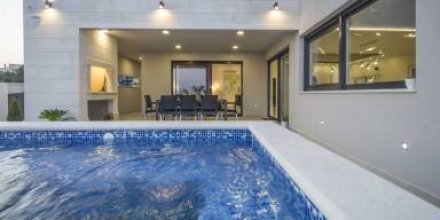 Voll ausgestattete Villa mit Terrasse, Sauna und Garten 