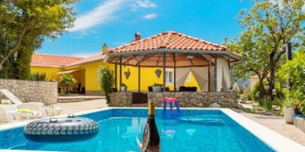 Ferienhaus mit Terrasse, Garten und privatem Pool 