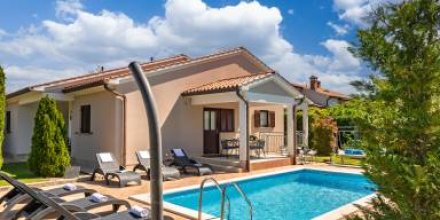 Ferienhaus mit Grill, Terrasse und privatem Pool